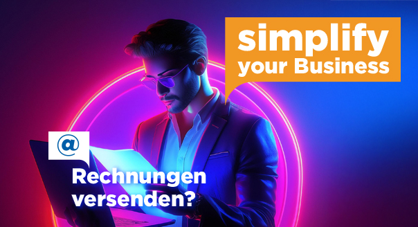 Businessmann mit E-Rechnung am Computer